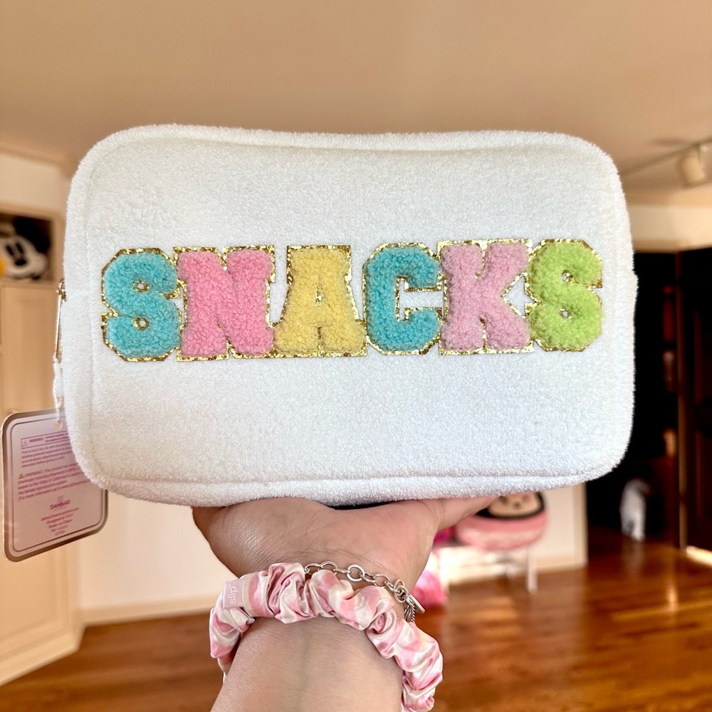 🦋Gloss & Glo Terry Cloth SNACKS 🏊 white  pouch